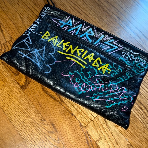Balenciaga - Unisex Explorer graffiti pouch. Great condition! - Picture 3 of 5